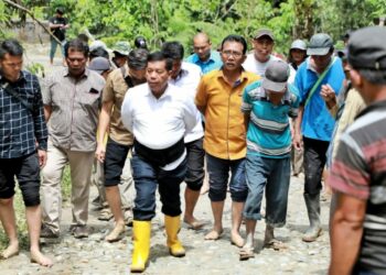 Bupati Simalungun Turun Langsung Tinjau Longsor di Nagori Dolok Parmonangan