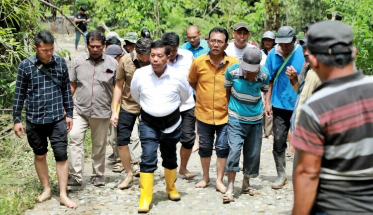 Bupati Simalungun Turun Langsung Tinjau Longsor di Nagori Dolok Parmonangan