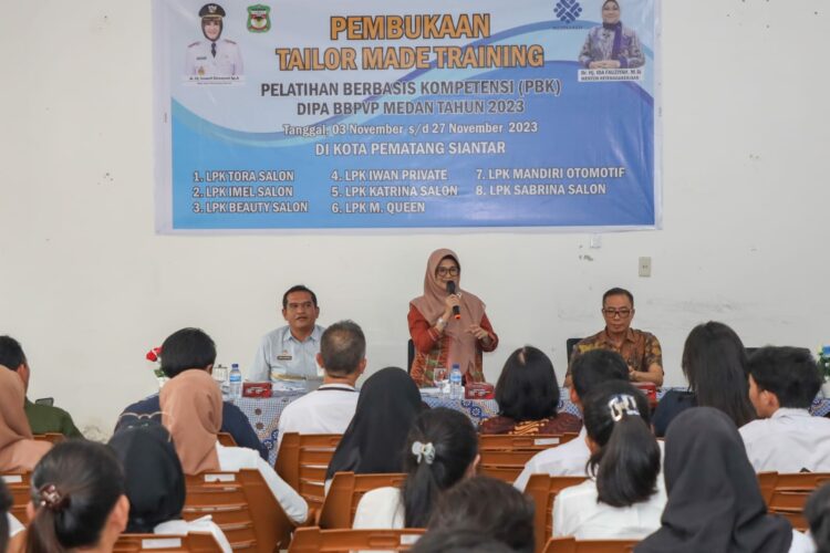 Wali Kota Siantar Membuka Tailor Mode Training PBK DIPA BBPVP Medan 