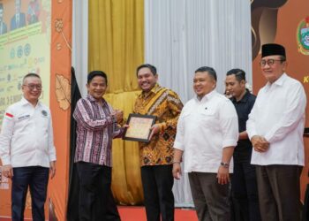 Bupati Pakpak Bharat Terima Penghargaan Atas Kontribusi Dalam Upaya Pengembangan Kopi Arabika
