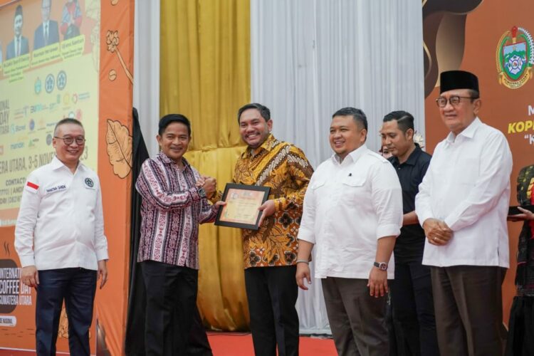 Bupati Pakpak Bharat Terima Penghargaan Atas Kontribusi Dalam Upaya Pengembangan Kopi Arabika