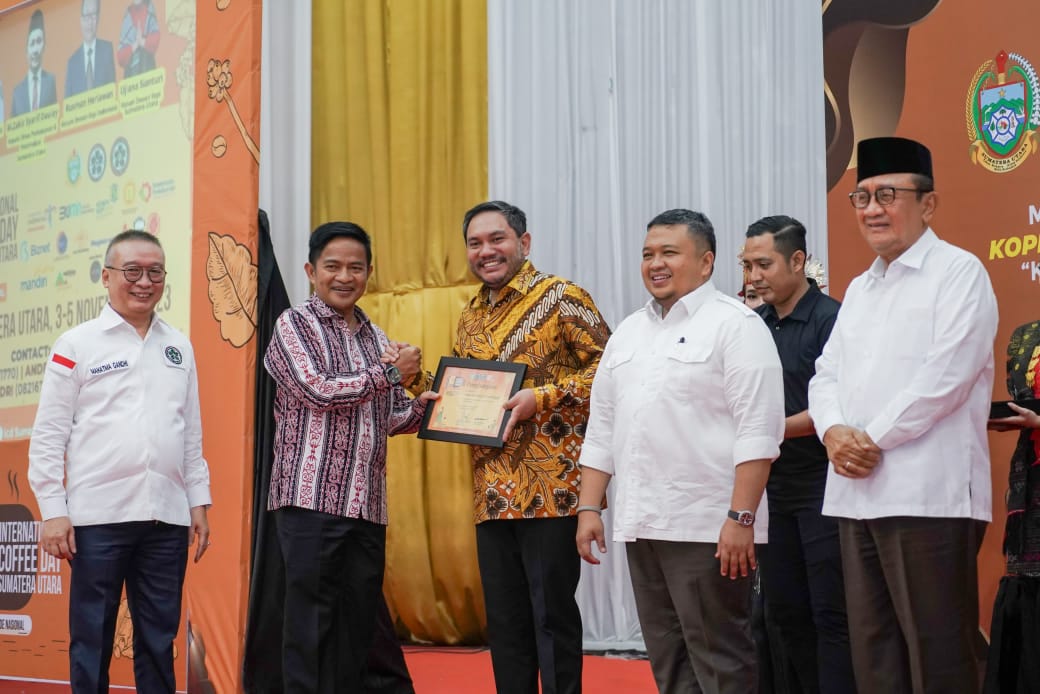 Bupati Pakpak Bharat Terima Penghargaan Atas Kontribusi Dalam Upaya Pengembangan Kopi Arabika Bupati Pakpak Bharat Terima Penghargaan Atas Kontribusi Dalam Upaya Pengembangan Kopi Arabika