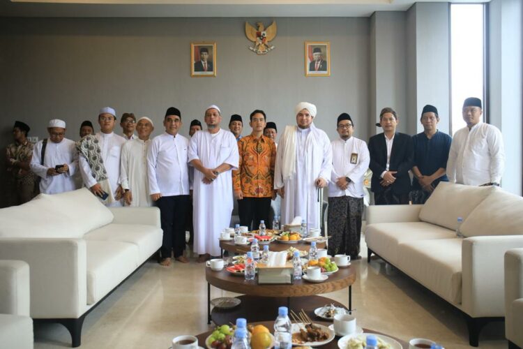 Di Solo, Muzani hingga Cawapres Gibran Silaturahmi dengan Habib Jindan dan Habib Ali Kwitang