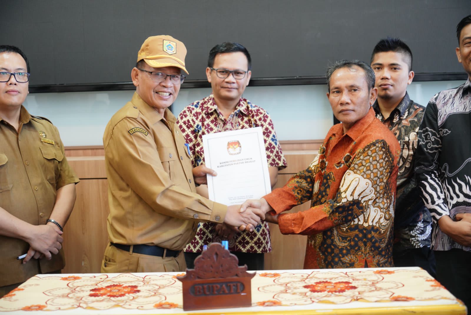 Penandatangan NPHD Pemkab Pakpak Bharat, KPU, Dan BAWASLU Penandatangan NPHD Pemkab Pakpak Bharat, KPU, Dan BAWASLU