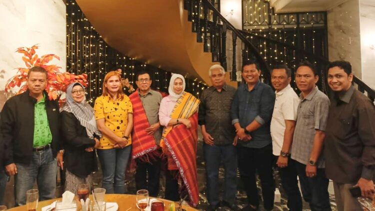 Ketua SMSI Sumut Jamu dan Ulosi Ketum PWI Hendry Ch Bangun