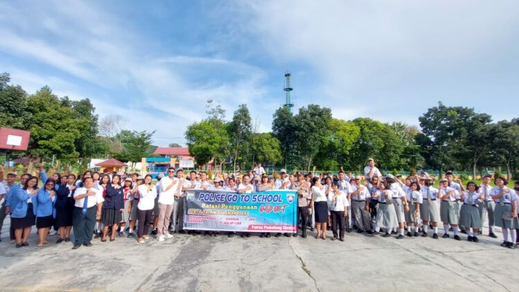 Kasat Binmas Polres Siantar Gelar Police Go To School di SMA YP HKBP