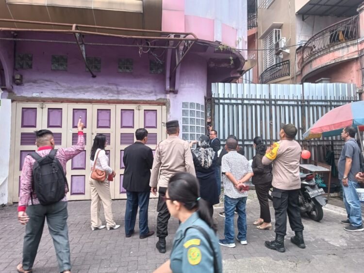 Polres Siantar Bantu Pengamanan Sidang Lapangan Toko Roti Aroma 