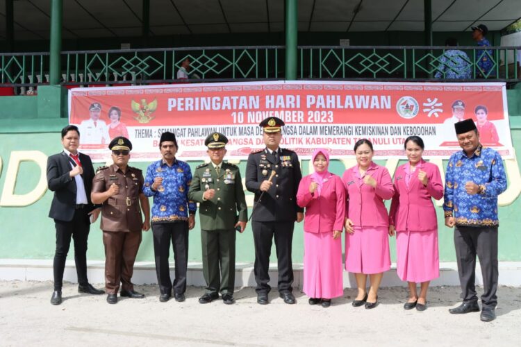 Kapolres Taput Irup Saat Upacara Peringatan Hari Pahlawan di Taput