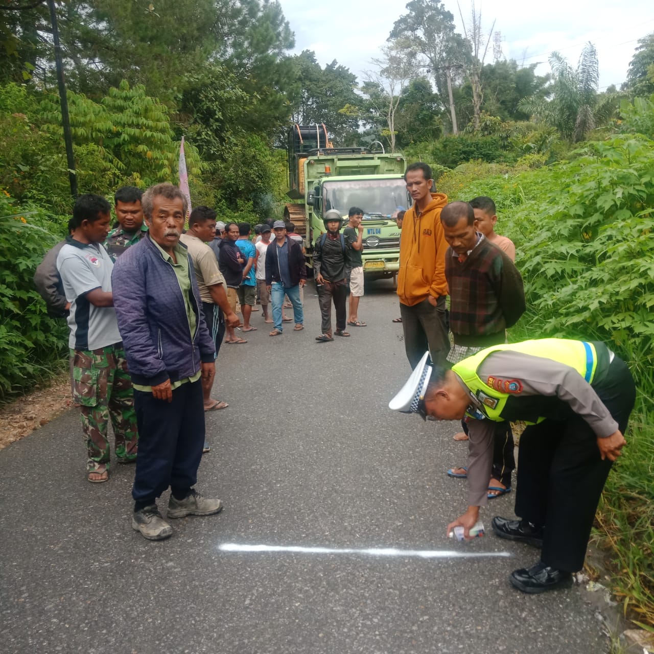 Gagal Menanjak, Truck Pengangkut Alat Berat Lindas Pemotor di Sipoholon Taput