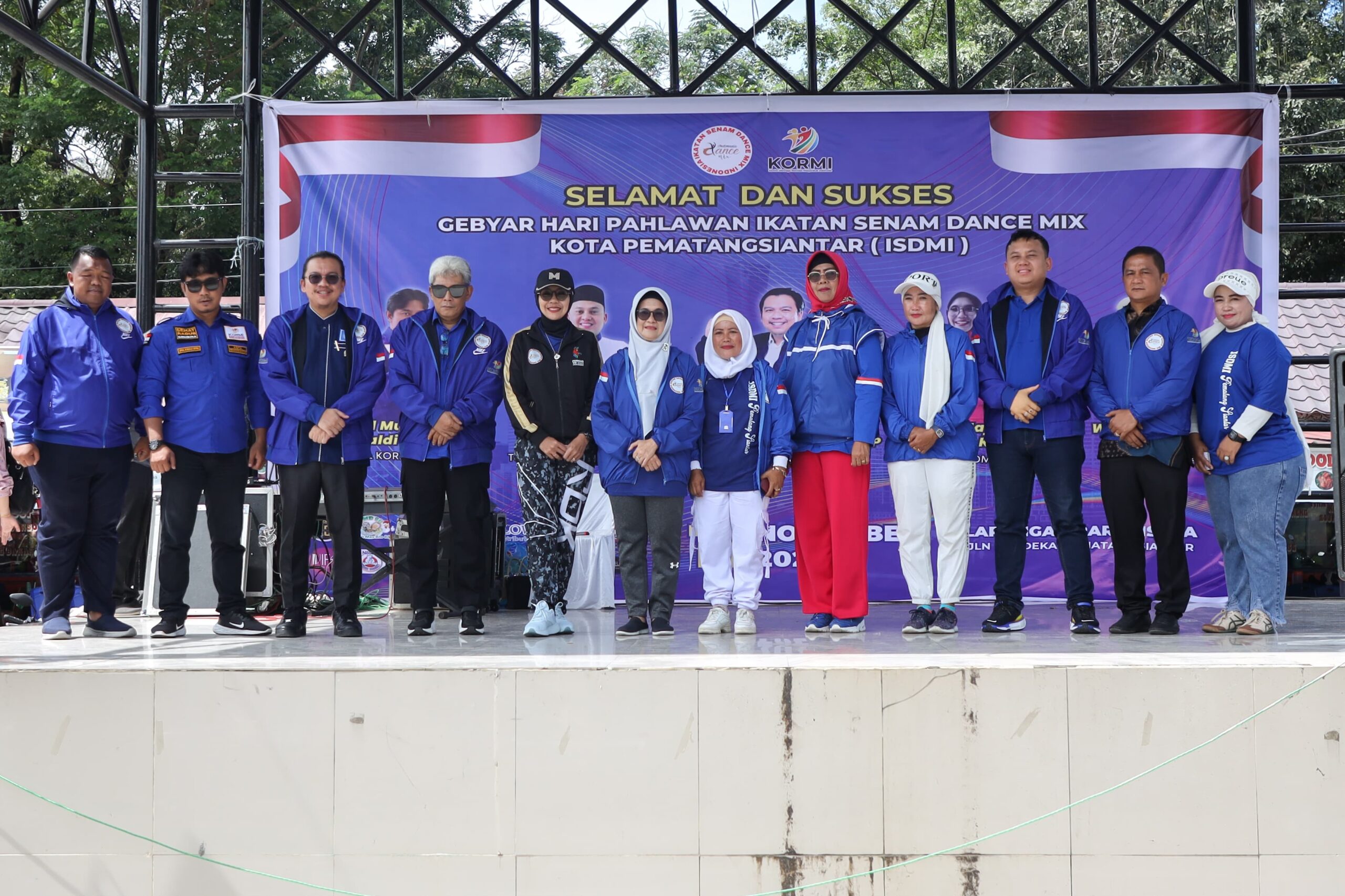 Wali Kota Siantar dan Ketua Dekranasda  Senam Massa Bersama Peserta Perlombaan Senam Wajib ISDMI