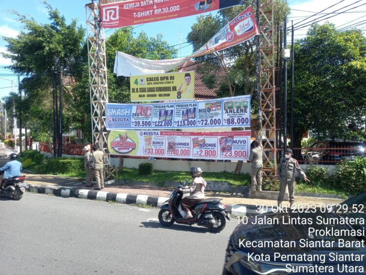 Satpol PP Kota Pematang Siantar Tertibkan Sejumlah Atribut Peserta Pemilu sebelum Masa Kampanye