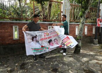 Satpol PP Kota Siantar Tertibkan Atribut Peserta Pemilu 
