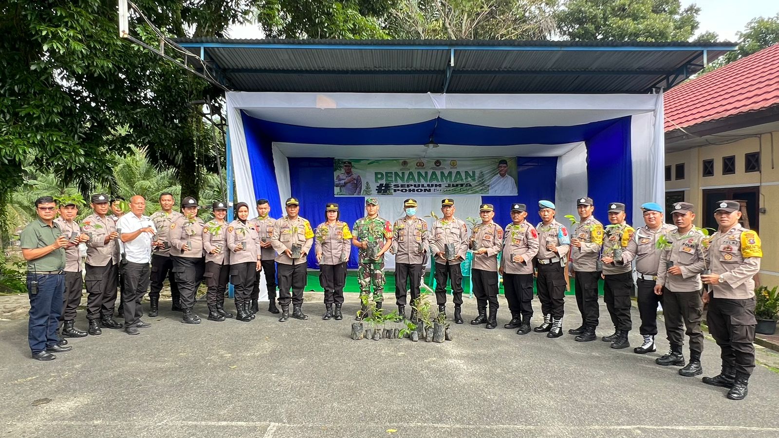 Polres Siantar Tanam Sepuluh Juta Pohon Secara Serentak Polres Siantar Tanam Sepuluh Juta Pohon Secara Serentak