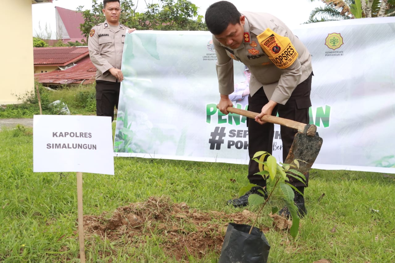 Kapolres Simalungun Pimpin Penanaman Sepuluh Juta Pohon Bersama Polri Kapolres Simalungun Pimpin Penanaman Sepuluh Juta Pohon Bersama Polri