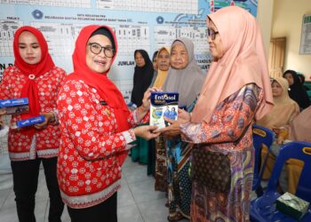 Wali Kota Siantar Bagikan Makanan Tambahan Kepada Para Lansia di Jalan Seram Bawah