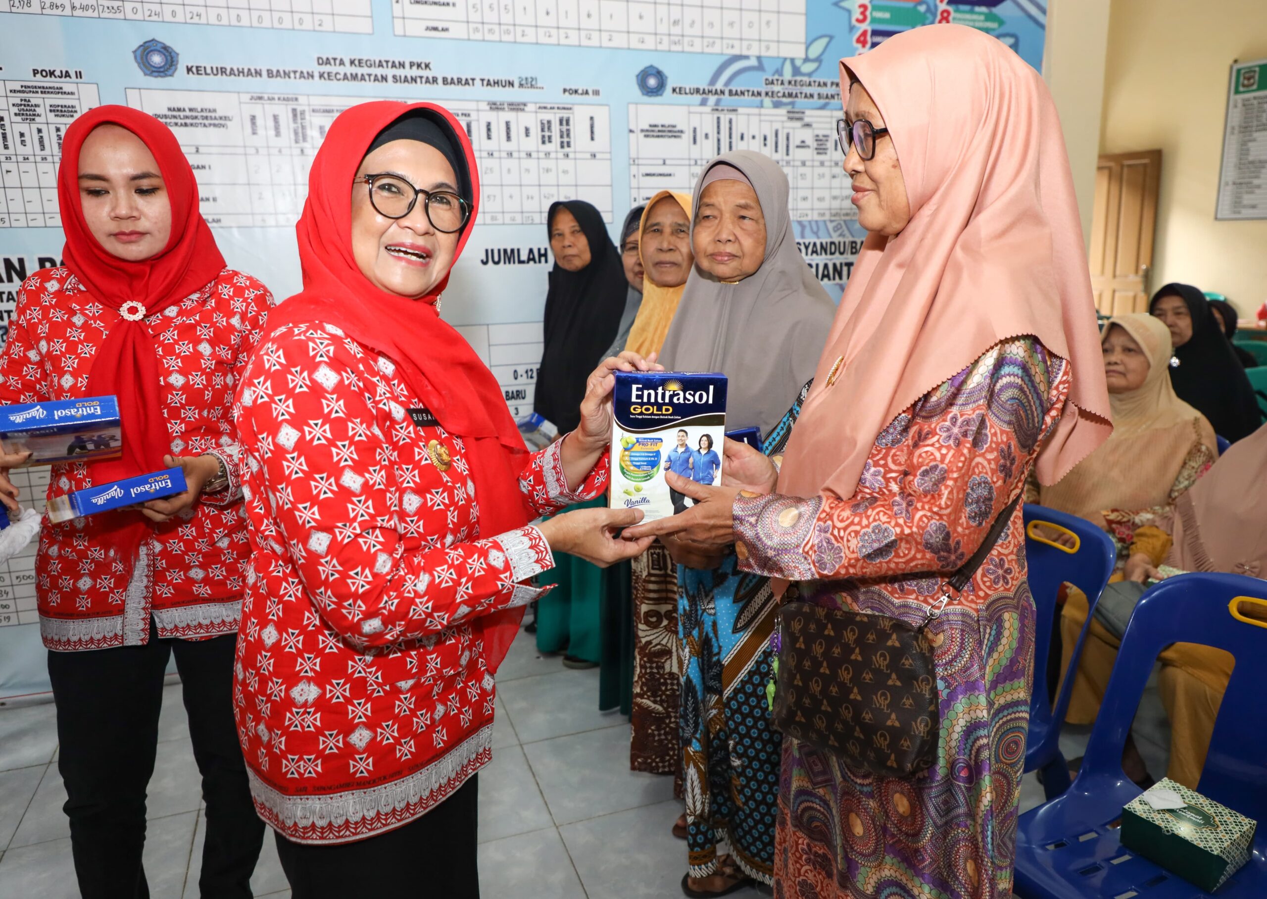 Wali Kota Siantar Bagikan Makanan Tambahan Kepada Para Lansia di Jalan Seram Bawah Wali Kota Siantar Bagikan Makanan Tambahan Kepada Para Lansia di Jalan Seram Bawah