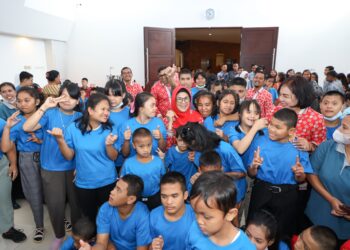 Wali Kota Siantar Serahkan Adminduk Kepada Penyandang Disabilitas 