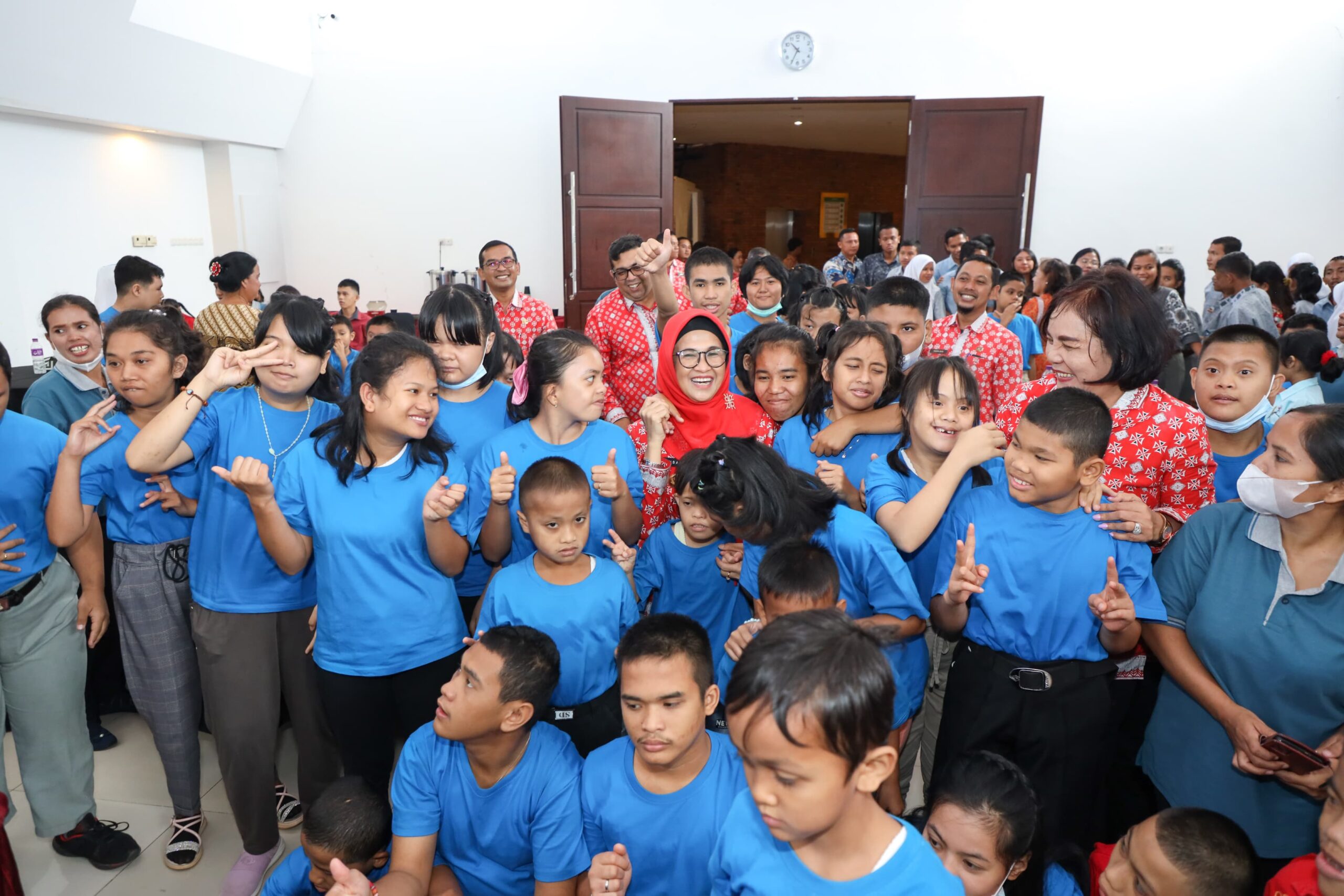 Wali Kota Siantar Serahkan Adminduk Kepada Penyandang Disabilitas Wali Kota Siantar Serahkan Adminduk Kepada Penyandang Disabilitas