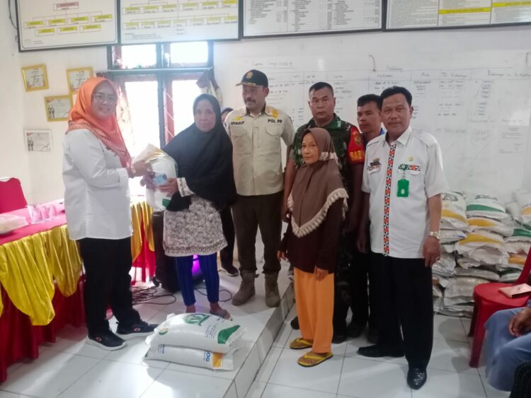 Pekon Bakhu Kembali Bagikan Bantuan Beras Untuk 305 KPM