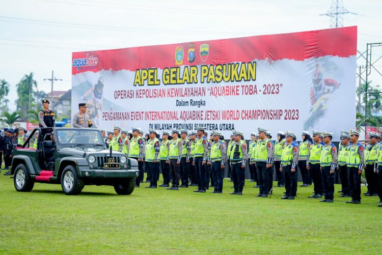 Kapolda Sumut Pimpin Apel Gelar Pasukan Operasi Kepolisian Kewilayahan Aquabike Toba 2023
