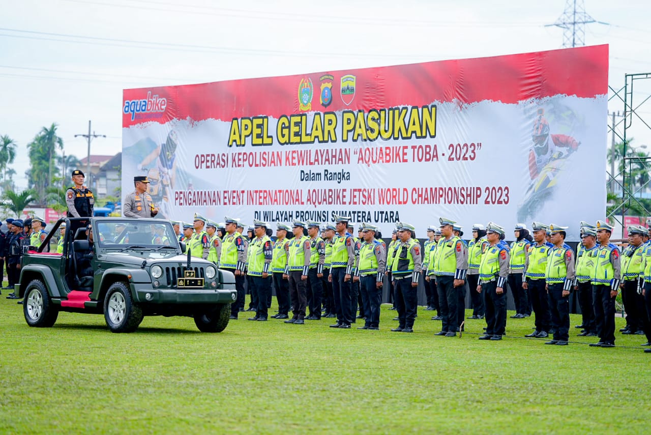 Kapolda Sumut Pimpin Apel Gelar Pasukan Operasi Kepolisian Kewilayahan Aquabike Toba 2023