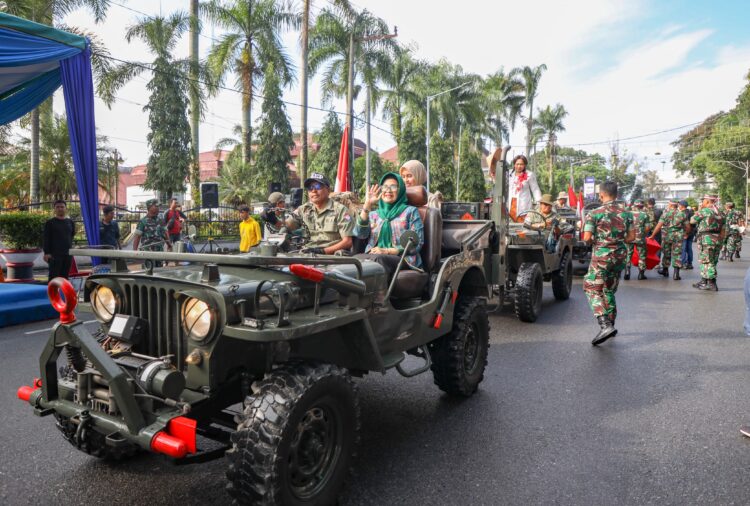Wali Kota Siantar Tumpangi Jeep Willys Terbuka di Karnaval Hari Pahlawan Tahun 2023