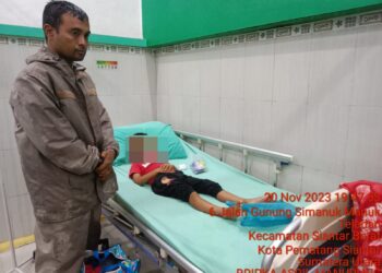 Bhabinkamtibmas Polsek Siantar Marihat Tolong Bocah 5 Tahun yang Masuk Parit
