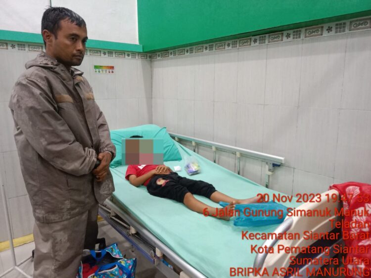 Bhabinkamtibmas Polsek Siantar Marihat Tolong Bocah 5 Tahun yang Masuk Parit