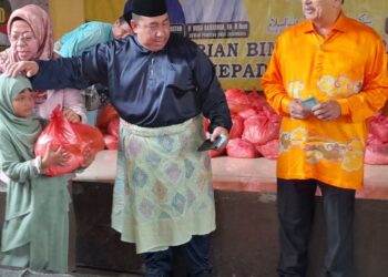 Presiden DMDI Tun Seri Setia HM Ali Rustam Bagikan 500 Bingkisan Gratis di Percut Sei Tuan