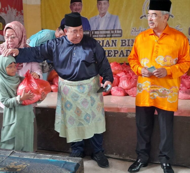 Presiden DMDI Tun Seri Setia HM Ali Rustam Bagikan 500 Bingkisan Gratis di Percut Sei Tuan