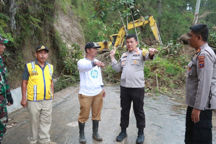 Waspada, Jalan Nagori Sipinggan Menuju Haranggaol Horison Longsor