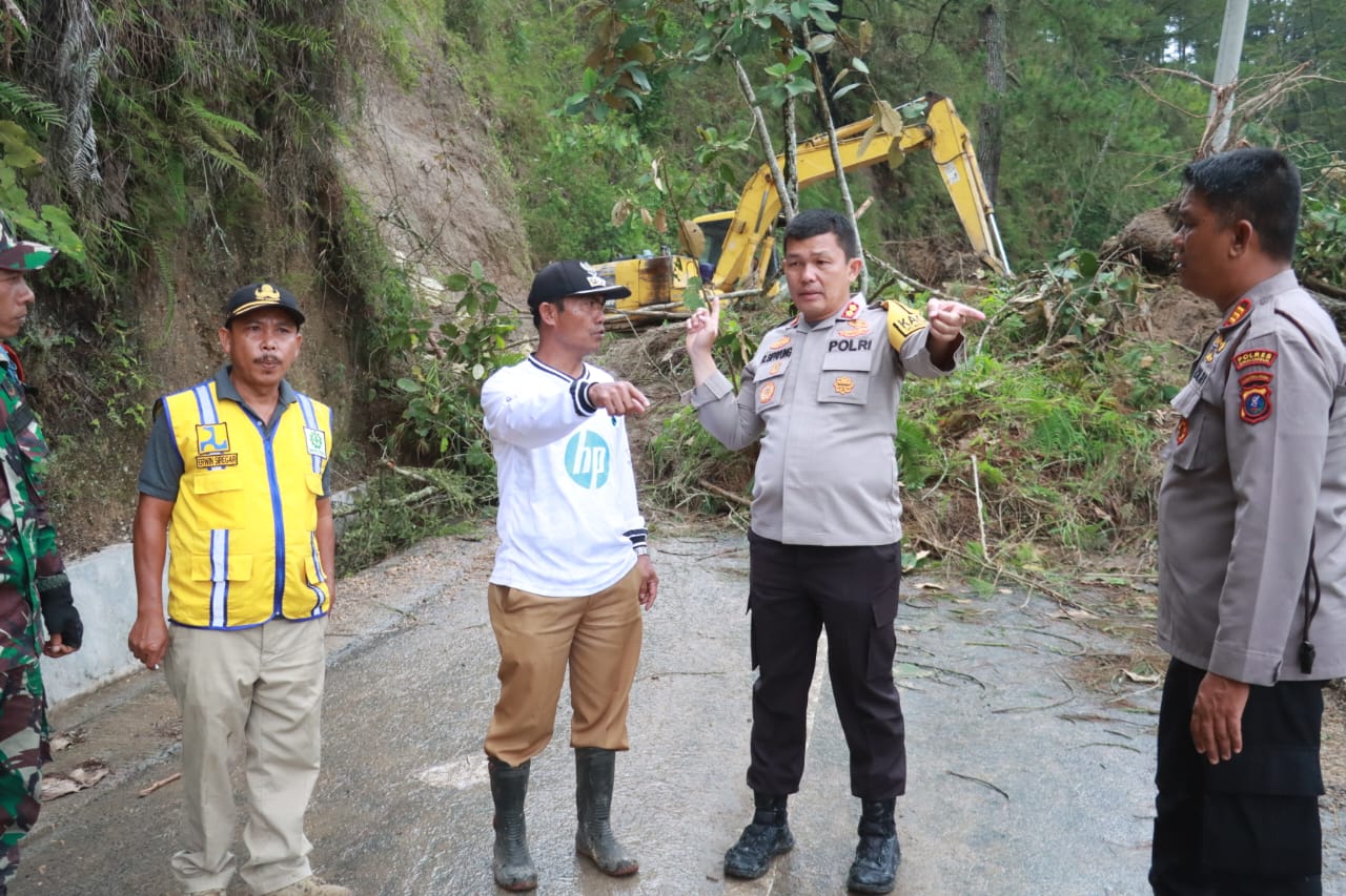 Waspada, Jalan Nagori Sipinggan Menuju Haranggaol Horison Longsor Waspada, Jalan Nagori Sipinggan Menuju Haranggaol Horison Longsor