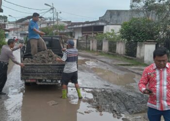 Polsek Siantar Selatan Timbun Jalan Berlubang Yang Bahayakan Pengguna Jalan