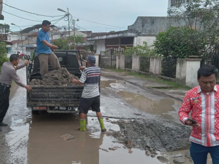 Polsek Siantar Selatan Timbun Jalan Berlubang Yang Bahayakan Pengguna Jalan