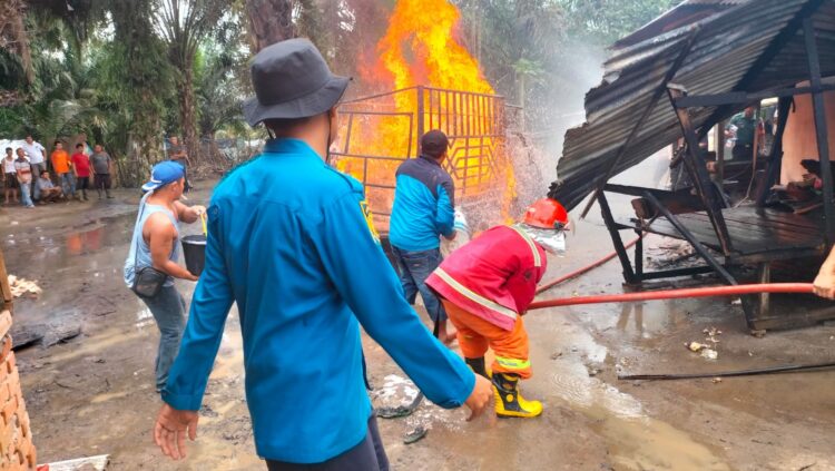 Pick Up Grandmax Bermuatan Jerigen Bahan Bakar di Simalungun Terbakar, 1 Korban Luka Bakar