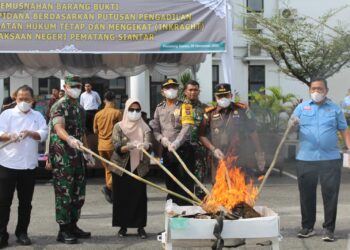 Polres Siantar Hadiri Pemusnahan Barang Bukti di Kejari