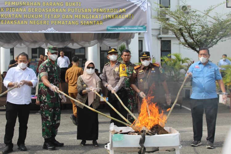Polres Siantar Hadiri Pemusnahan Barang Bukti di Kejari