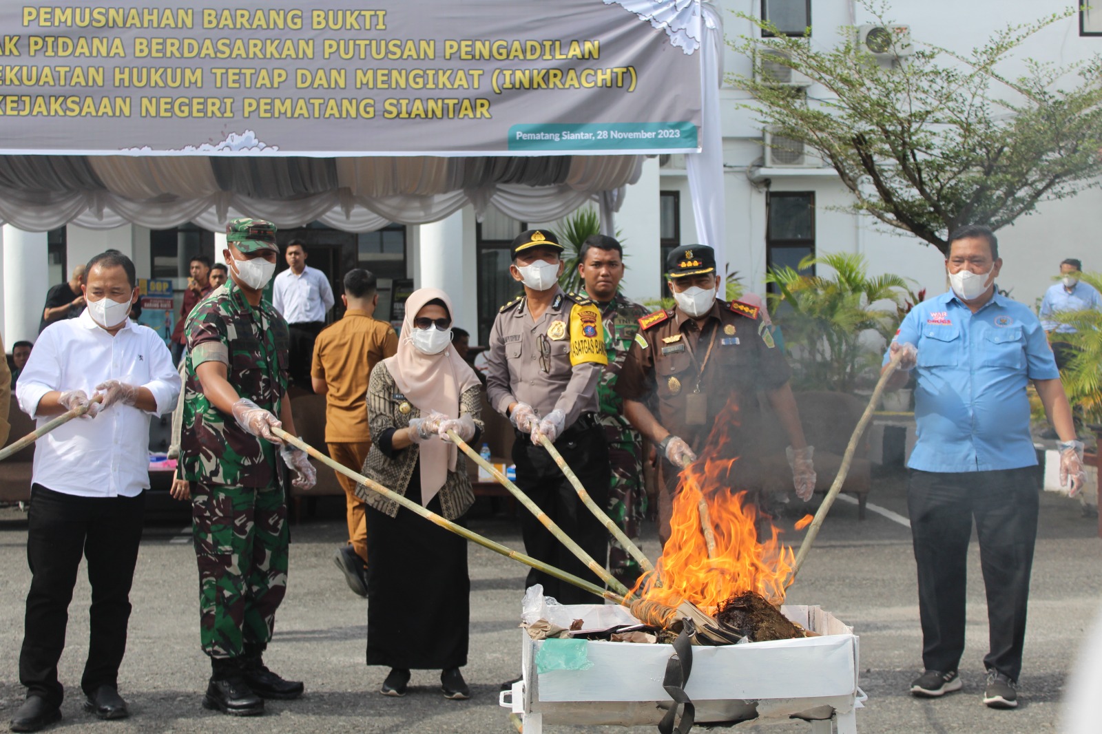 Polres Siantar Hadiri Pemusnahan Barang Bukti di Kejari Polres Siantar Hadiri Pemusnahan Barang Bukti di Kejari