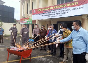 Kejari Toba Samosir Musnahkan Barang Bukti, Didominasi Kasus Narkoba Sebanyak 15 dari 31 Perkara