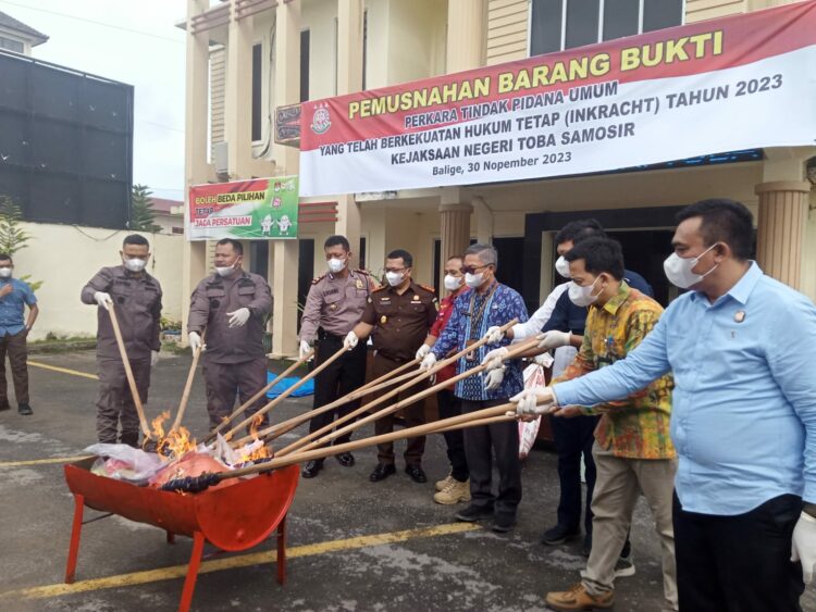 Kejari Toba Samosir Musnahkan Barang Bukti, Didominasi Kasus Narkoba Sebanyak 15 dari 31 Perkara