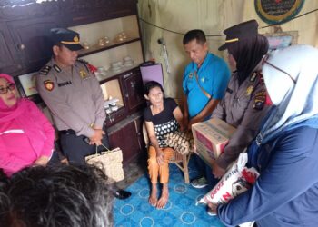 Kapolsek Siantar Barat  Berikan Tali Asih Korban Longsor