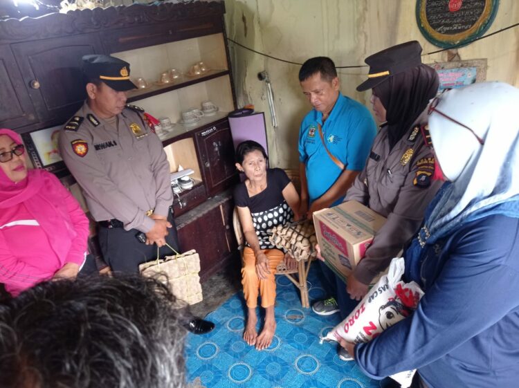 Kapolsek Siantar Barat  Berikan Tali Asih Korban Longsor