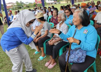 Wali Kota Siantar Bagikan Susu PMT Kepada Lansia 