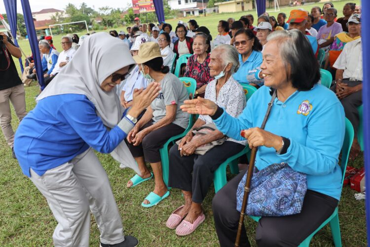 Wali Kota Siantar Bagikan Susu PMT Kepada Lansia 