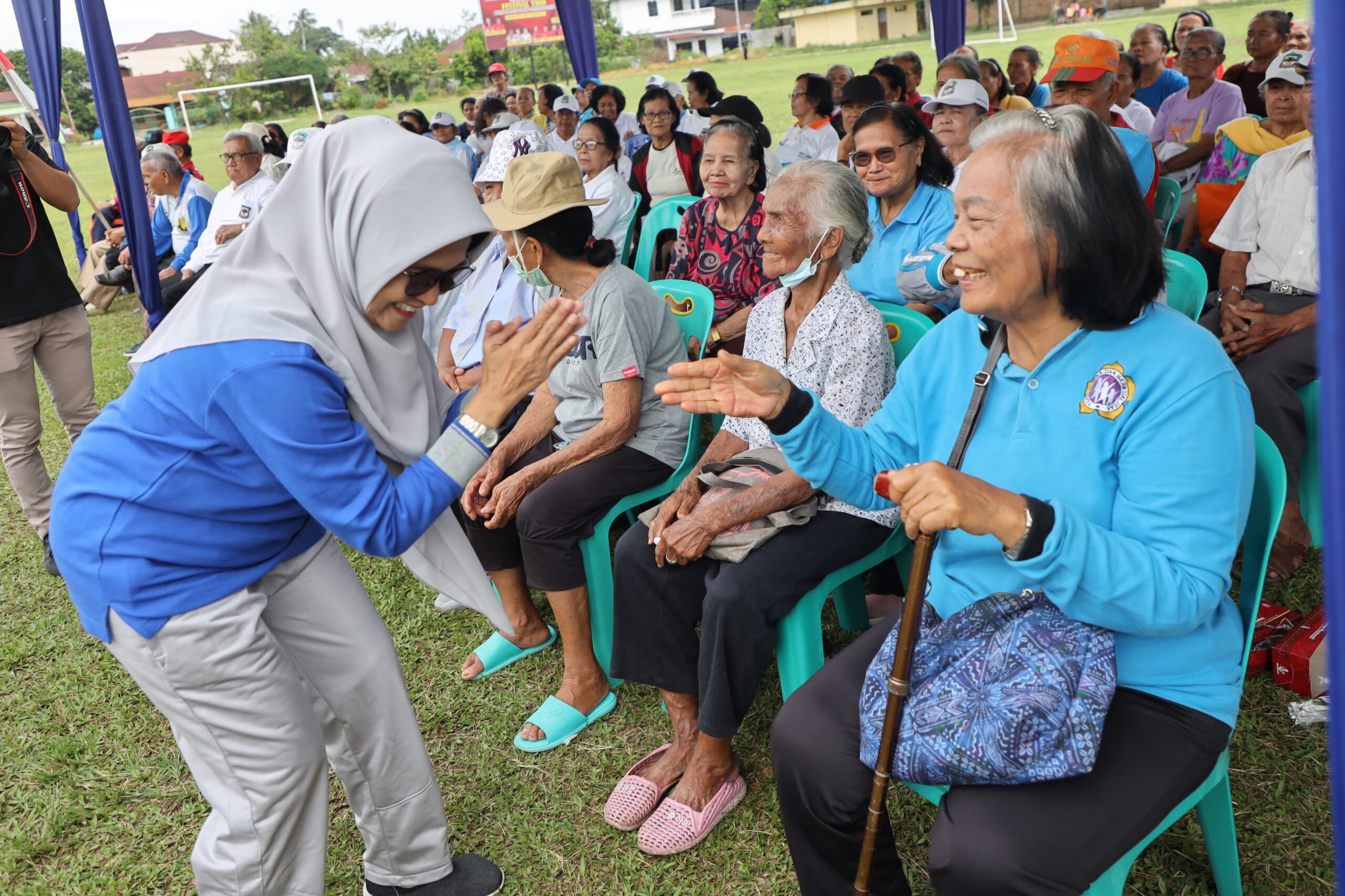 Wali Kota Siantar Bagikan Susu PMT Kepada Lansia 