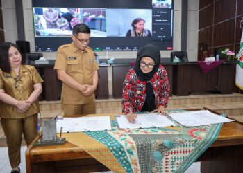 Wali Kota Siantar Tandatangani MoU dengan Director of Basic Education Yayasan Bhakti Tanoto Margaretha Ari Widowati 