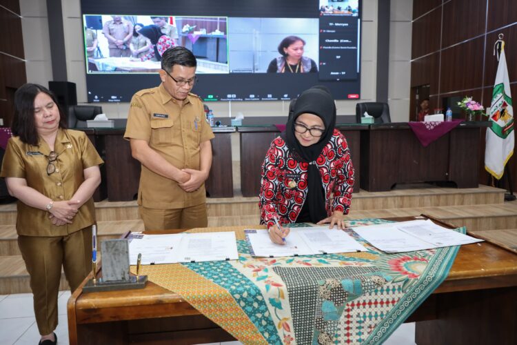 Wali Kota Siantar Tandatangani MoU dengan Director of Basic Education Yayasan Bhakti Tanoto Margaretha Ari Widowati 