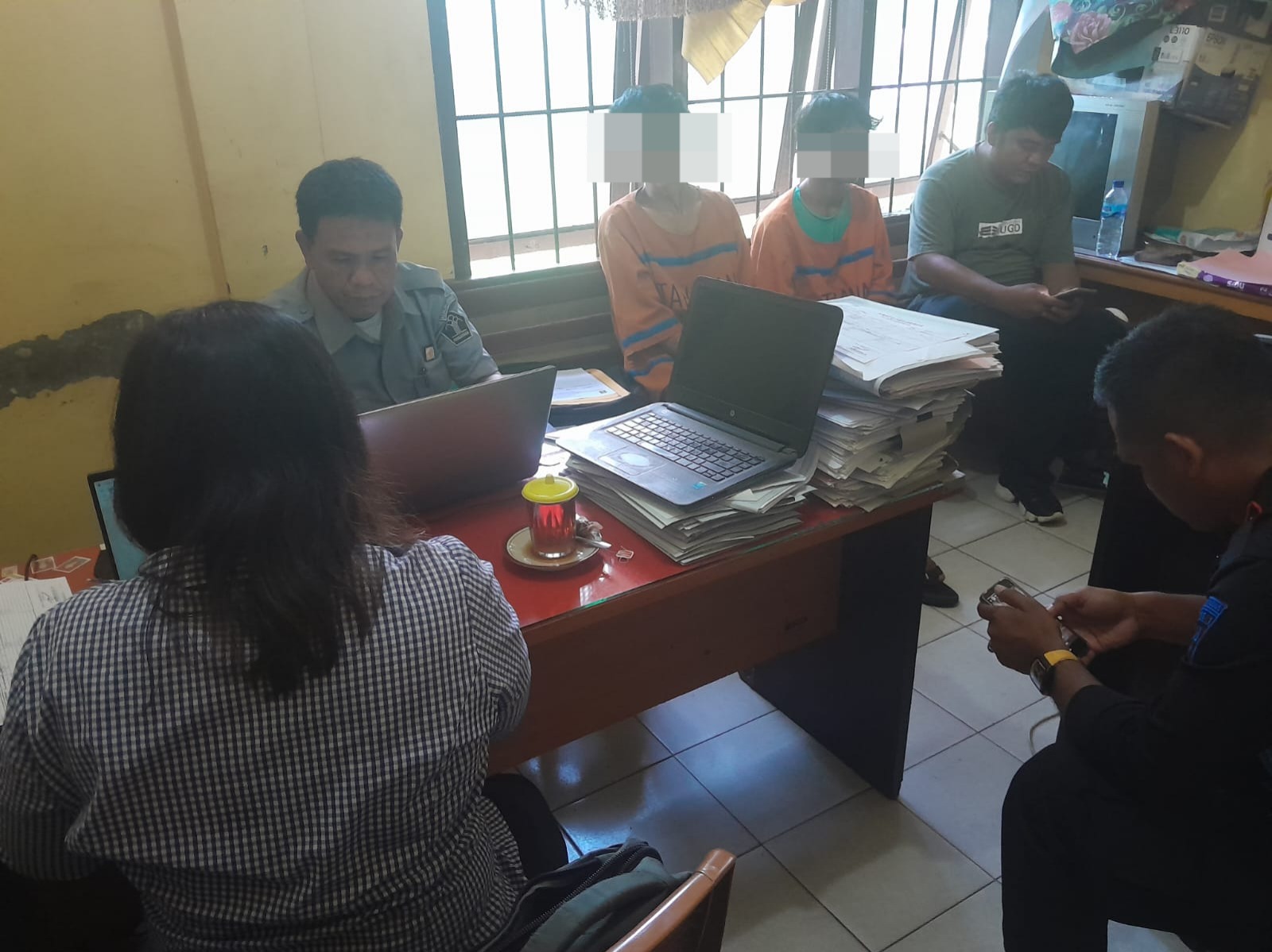 Polsek Siantar Martoba Tahan Anak Di Bawah Umur Pelaku Pencuri Besi Pentol KAI Polsek Siantar Martoba Tahan Anak Di Bawah Umur Pelaku Pencuri Besi Pentol KAI