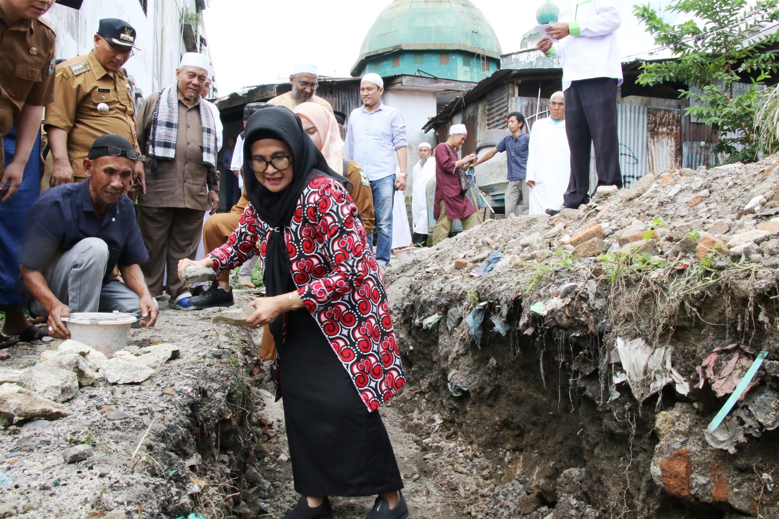 Wali Kota Letakkan Batu Pertama Renovasi Masjid Nurul Hikmah di Jalan Cipto Siantar Wali Kota Letakkan Batu Pertama Renovasi Masjid Nurul Hikmah di Jalan Cipto Siantar