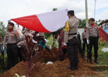 Polres Pematang Siantar Gelar Upacara Pemakaman Personil Polsek Kramat Jati